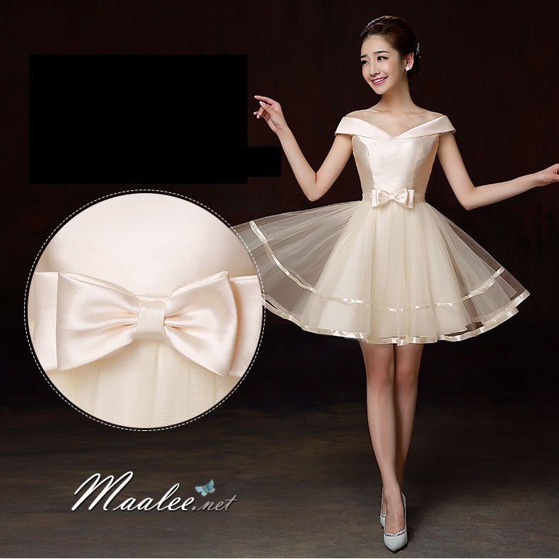 พร้อมเช่า ชุดราตรีสั้น แบบไหล่ปาด ผ้าไหมดัชเชส กระโปรงผ้าตาข่าย&แต่งริ้บบิ้นเก๋ๆชายกระโปรง และโบว์ช่วงเอว สีครีม (เชือกผูกหลัง)