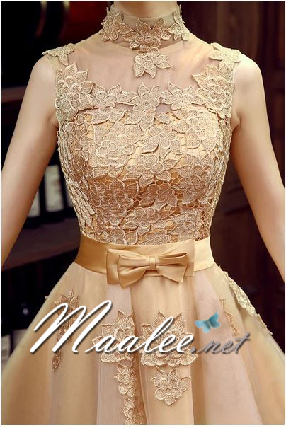 พร้อมเช่า ชุดราตรีสั้น หุ้มคอทรงคอจีน แขนกุด แต่งลูกไม้กระโปรงตาข่าย เพิ่มโบว์ช่วงเอว สวยหรู สีทอง (ซิปหลัง)