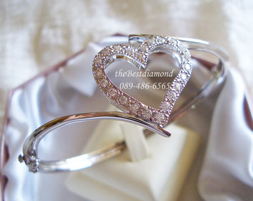 BL009RD++กำไลเพชร หนีบหัวใจ++กำไลน่ารักๆๆ เป็นหัวใจถูกหนีบ แบบน่ารักสุดๆๆ Modern ทันสมัย ใส่ติดข้อมือได้ไม่เวอร์ ข้อมืออวบๆก็ใส่ได้ เพราะเป็นรูปวงรี