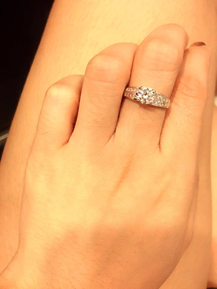 BR407RD+++แหวนชู 50 สตบ่าข้าง 2 แถว++ เรียบๆ แต่หรูหรา อยู่ได้นานไม่มีout เหมือนจริงสุดๆๆเพชรแวววาวมาก ใส่แล้วขับให้นิ้วเรียวสุด ไม่ควรพลาดนะคะ