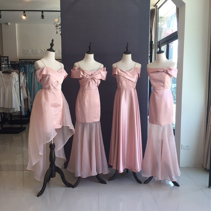 พร้อมเช่า ชุดราตรียาว สีโรสโกลด์ ปาดไหล่แต่งโบว์ ระบายผ้าแก้ว