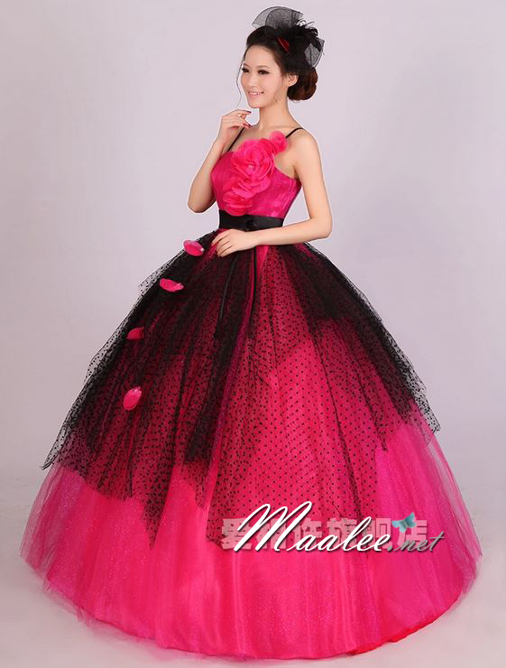 พร้อมเช่า ชุดแฟนซี ชุดราตรียาว แบบสายเดี่ยว สีชมพูเข้ม แต่งดอกช่วงอก ผ้าคาดเอวสีดำผูกเป็นโบว์เก๋ แต่งผ้าตาข่ายสีดำ (ไม่รวมโบว์ติดผม)