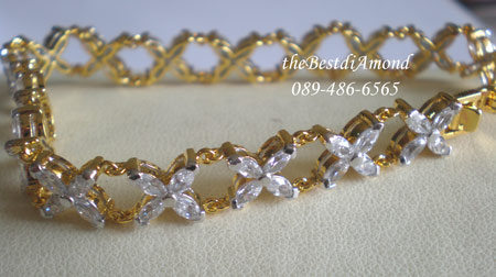 สินค้าหมด CL007+++สร้อยข้อมือเพชรรอบกากบาทแสนสวย+++สวยมากๆๆๆ มีดีไซน์มากๆๆ ใช้เพชรมาคี วางแบบกากบาท ต่อไปเรื่อย สวยสุดๆๆ หรูหรามาก เพชรวิ๊งๆเลยค่ะ
