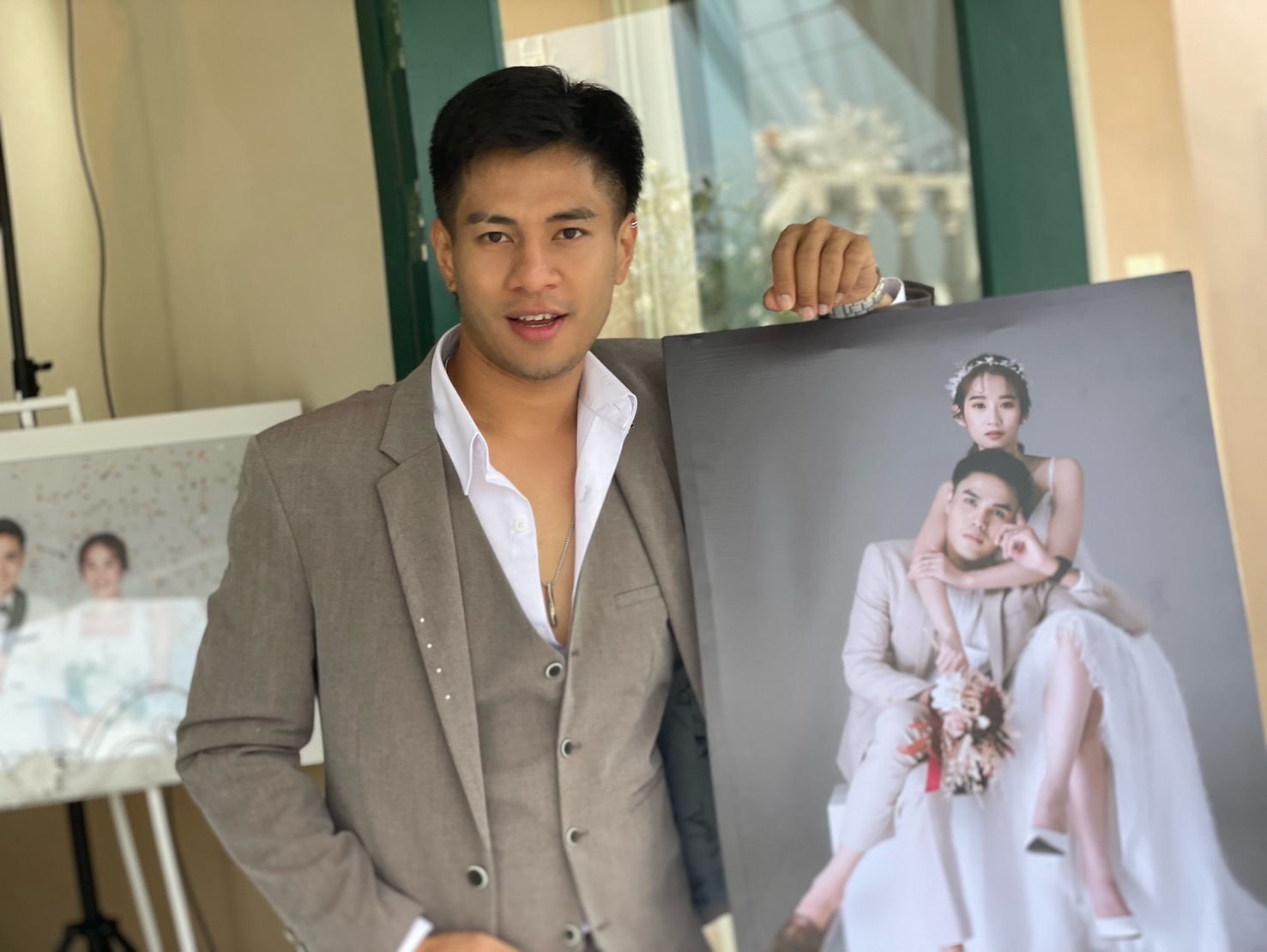 พร้อมเช่า ชุดสูทชาย สีน้ำตาล ทรงเข้ารูป สไตล์เกาหลี พร้อมเสื้อกั๊ก