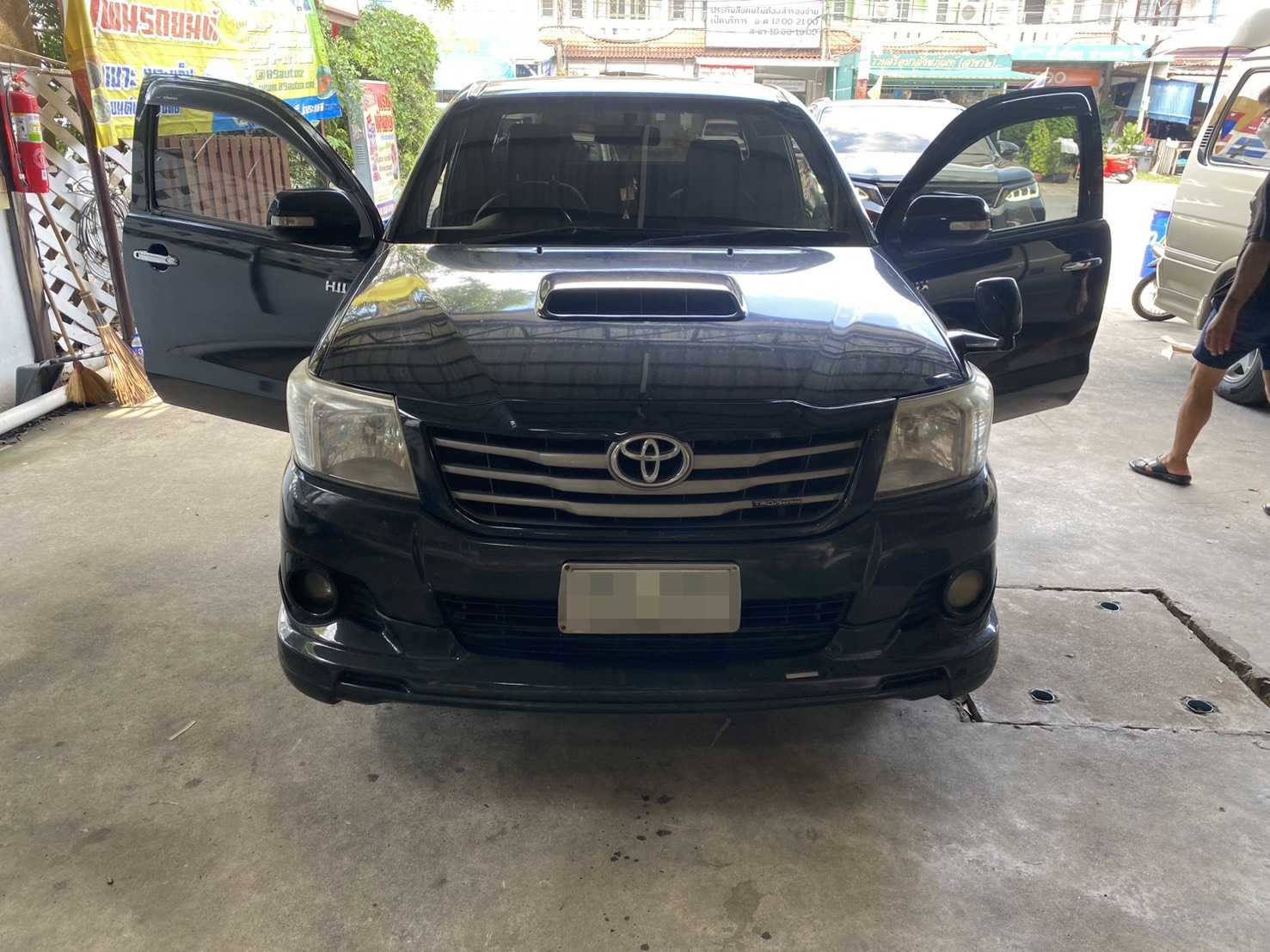 พรมรถยนต์ Toyota Vigo Cab ปูพรมVVIP สีดำด้ายแดง เคฟล่า + กระดุมเล็ก PVC แท้ สีดำ