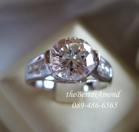 แหวนเพชรเม็ดเดี่ยวประมาณ 1 กะรัตกว่าๆ แบบแหวนชู สวยหรูมาก งานทองขาว 24 K หนา 5ไมครอน รหัส BR913RD