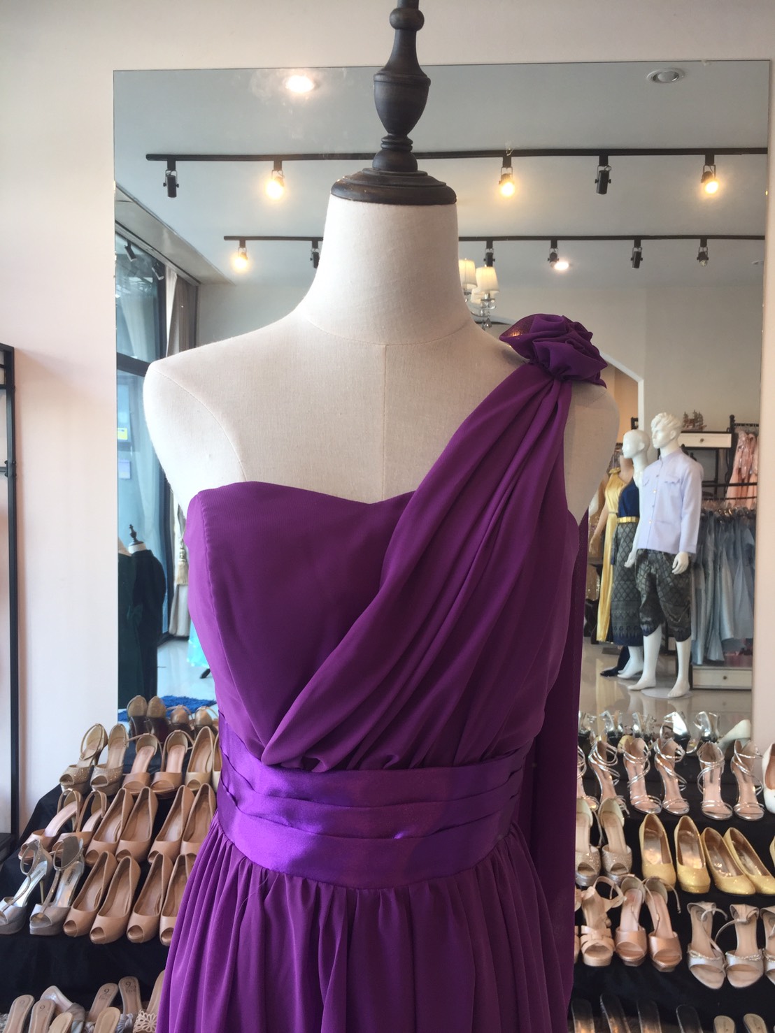 พร้อมเช่า ชุดราตรียาว เกาะอก ไหล่เดียว สี ม่วงเข้ม
