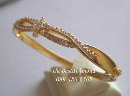 BB020+++กำไลเกลียวดอกไม้+++แบบดีไซน์น่ารัก สวยหรู เป็นเกลียว 2 ข้างมาบรรจบกัน โดยมีดอกไม้ฝังเพชรอยู่ตรงกลาง น่ารักมากๆเลย ใส่ออกงานสบายเลยค่ะ