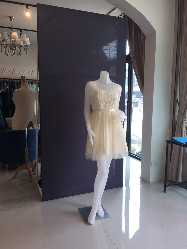 พร้อมส่ง ชุดราตรีสั้น เพื่อนเจ้าสาว แบบ C ใส่แบบแขนกุด หรือ ปิดไหล่ก็ได้ แต่งลูกไม้นูนช่วงอกสวย สีครีม (จับสม๊อกด้านหลัง)