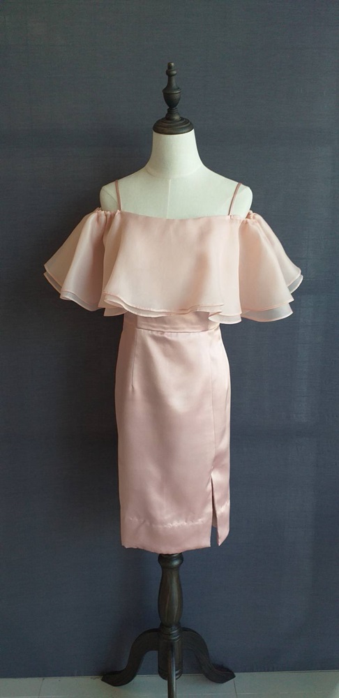 พร้อมเช่า ชุดราตรีสั้น สีโรสโกลด์ สายเดี่ยว แต่งระบายผ้าแก้ว