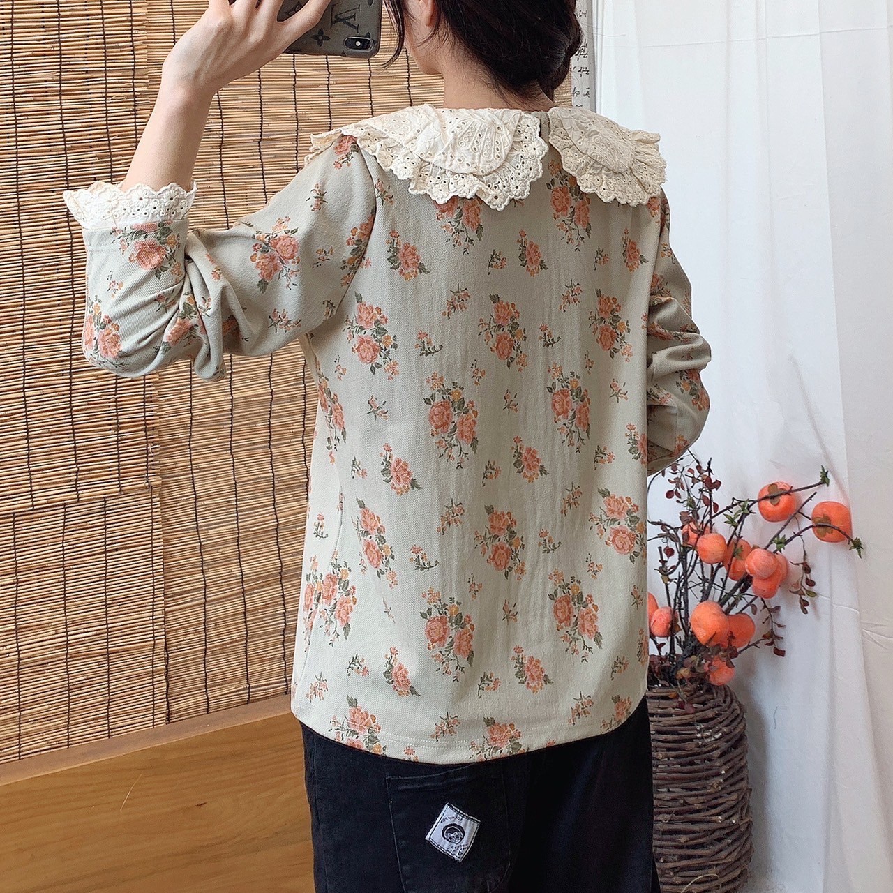เสื้อยืดลายดอกไม้แต่งปกผ้าลูกไม้