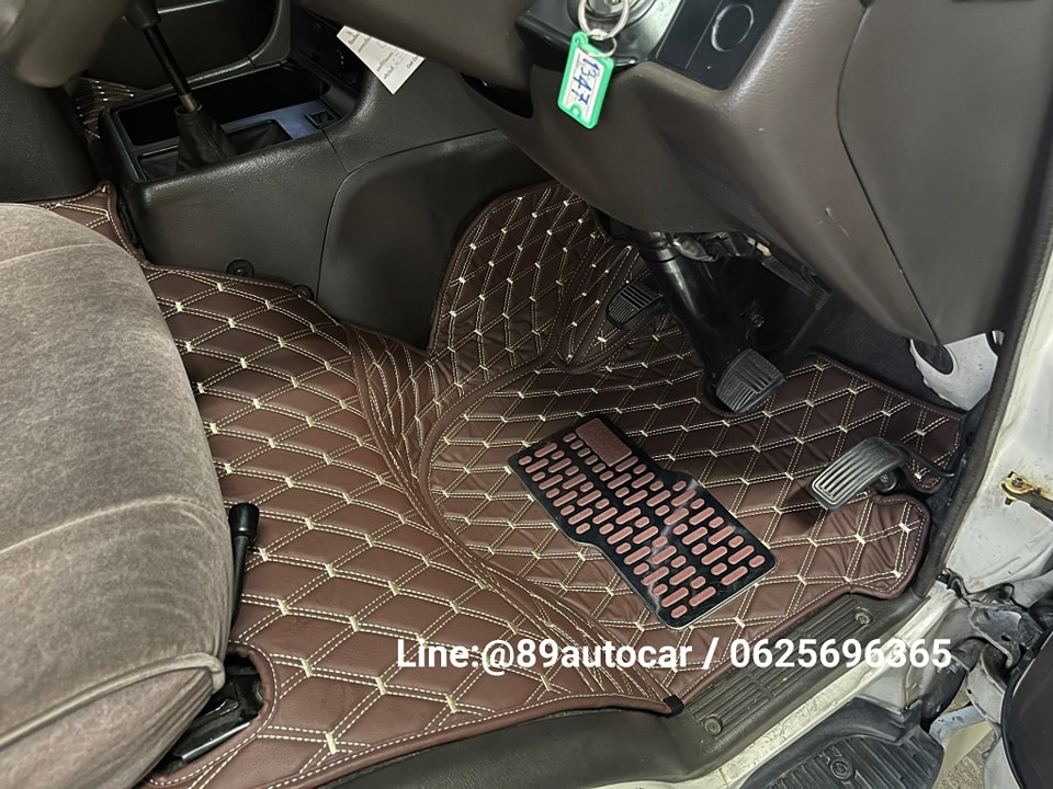 พรมปูพื้นรถตู้ Toyota Hiace ปูพรมVVIP สีกาแฟด้ายทอง ตัดเข้ารูป เต็มคัน