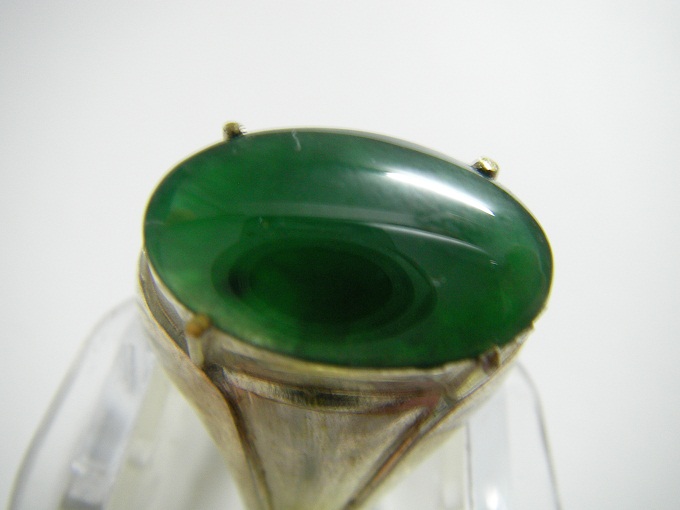 jadeite หรือ jade เนื้อแก้ว เขียวใบตองเข้ม หยกสวย ทำแหวนล้อมเพชร คงขึ้นสวย ขนาด 16.24x10.14x2.63 mm. นน. 3.38 ct. ราคาโทรถาม