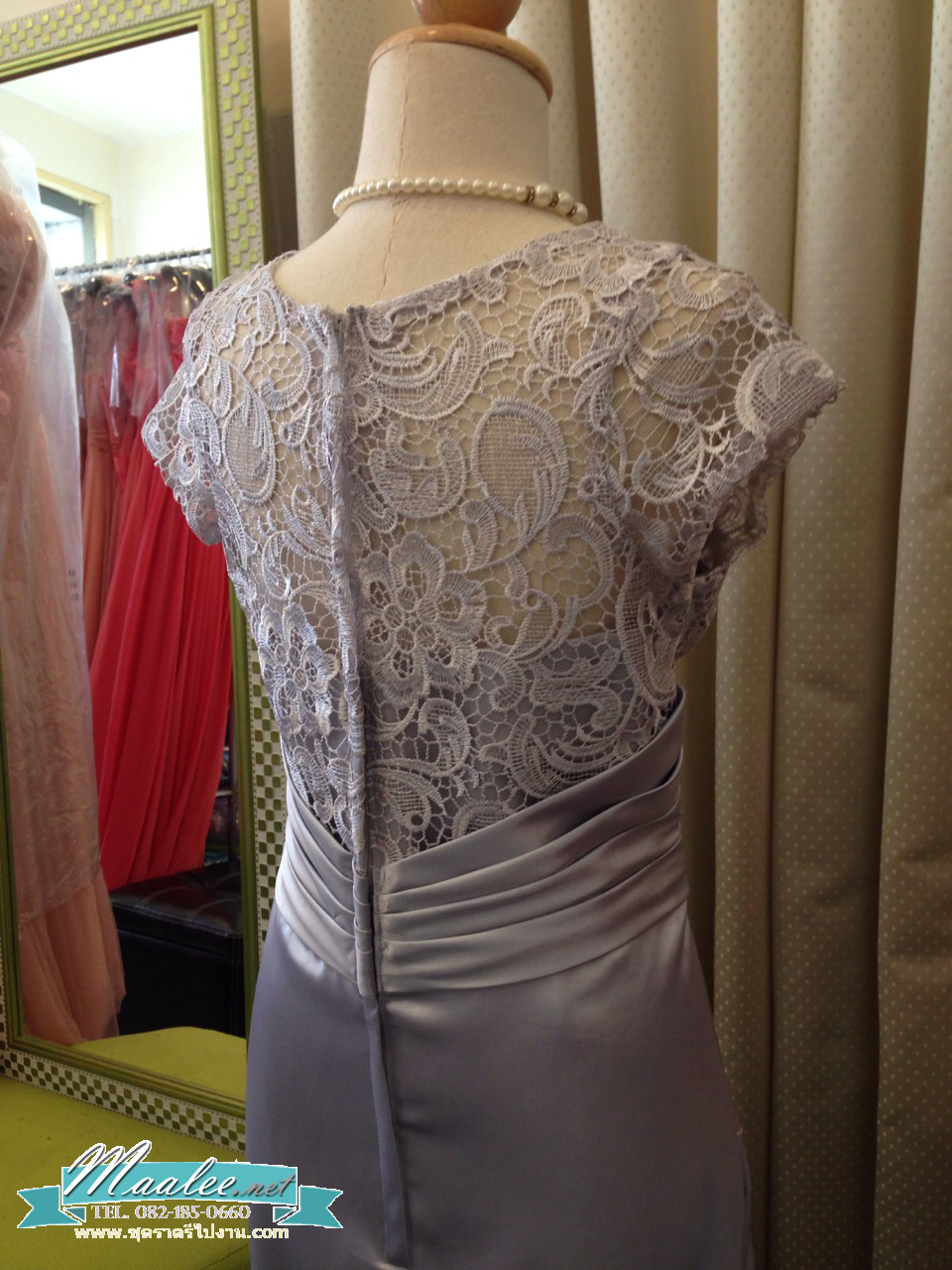 พร้อมเช่า ชุดราตรียาว แขนสั้น ผ้าซาติน จับจีบตีเกล็ดช่วงเอว เนื้อผ้าลูกไม้ เรียบหรู สีเทา