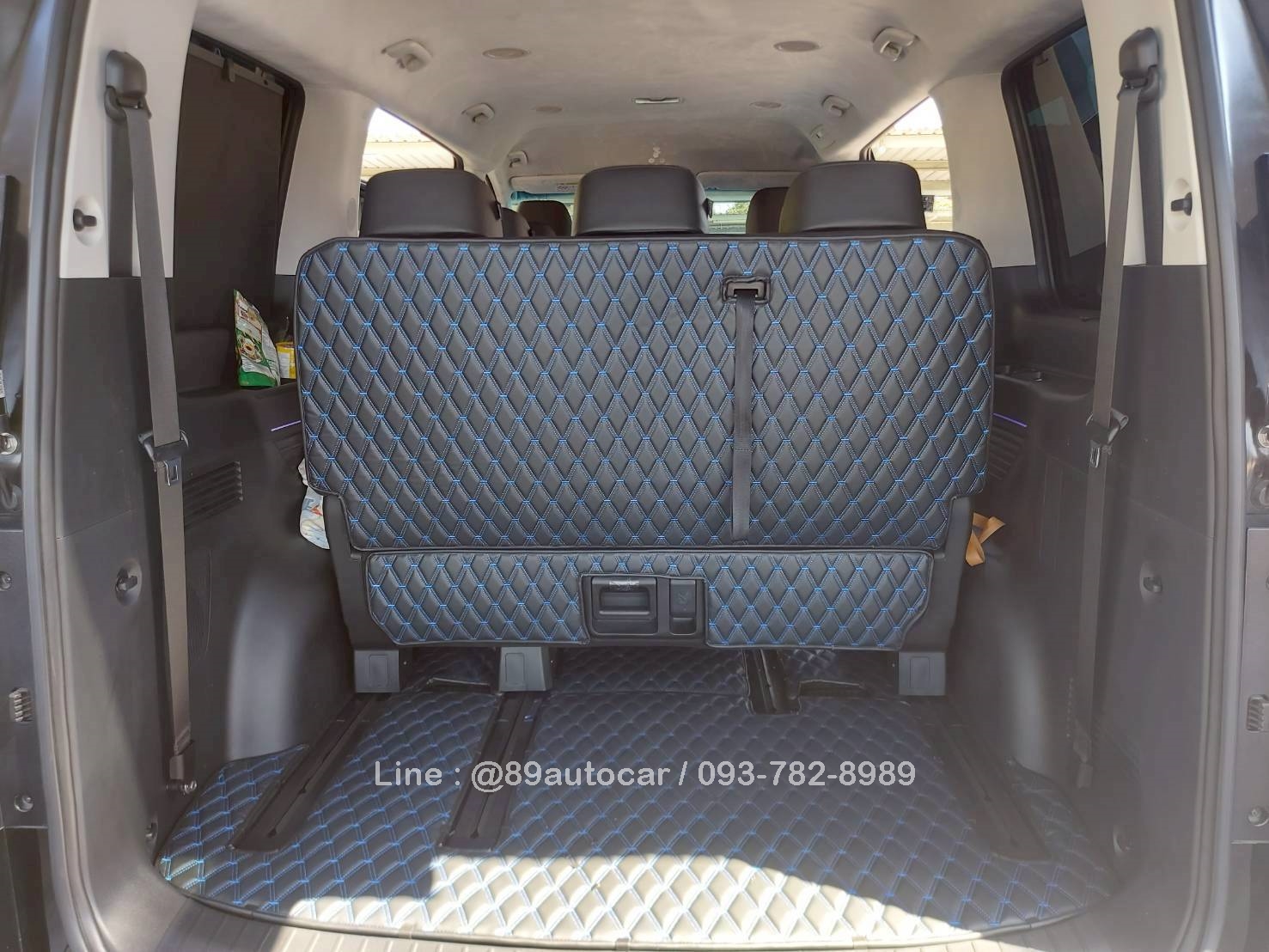 พรมปูพื้นรถตู้ Hyundai Staria ปูพรมVVIP สีดำด้ายน้ำเงิน เต็มคัน รวมพับเบาะ