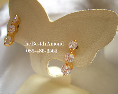 BE931+++ต่างหูเพชร 3 เม็ดแบบตั้ง+++เรียบ หรู ดูดีมากๆๆๆ ใส่ติดหูได้ทุกวัน ไม่เวอร์ ดูผู้ดีมากๆๆค่ะ ดีไซน์ก็เก๋ค่ะ เรียงลงมา 3 เม็ดโดยไล่จากระดับ