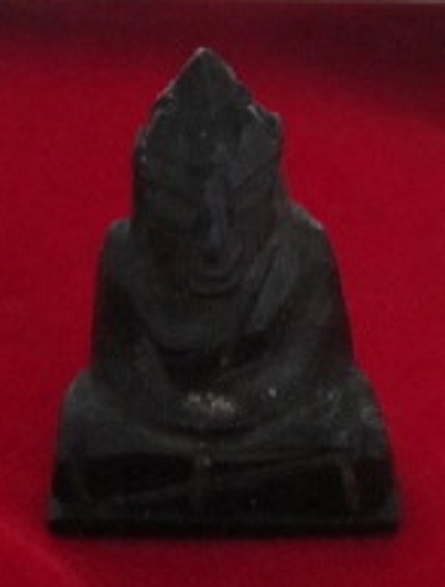 หินหยกสีเขียวเข้มแกะองค์พระพุทธ