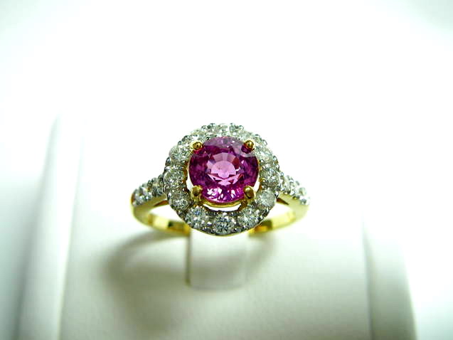 Songea sapphire unheated ซองเจียแดงอมม่วง พลอยดิบเปลี่ยนสีแดงและม่วง สีสวย (พลอยหายาก) ขนาดพลอย 5.89 x 3.98 mm. VVS นน.1.17 ct.เพชร 0.435 ct.