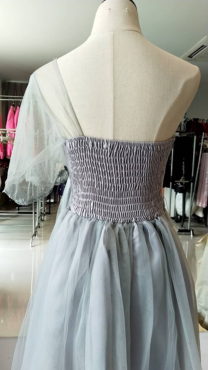 พร้อมส่ง ชุดราตรีสั้น เพื่อนเจ้าสาว กระโปรงตาข่าย สีเทาแบบ B ไหล่เฉียง อกแต่งลูกไม้ พร้อมโบว์คาดเอว (จับสม๊อกด้านหลัง)