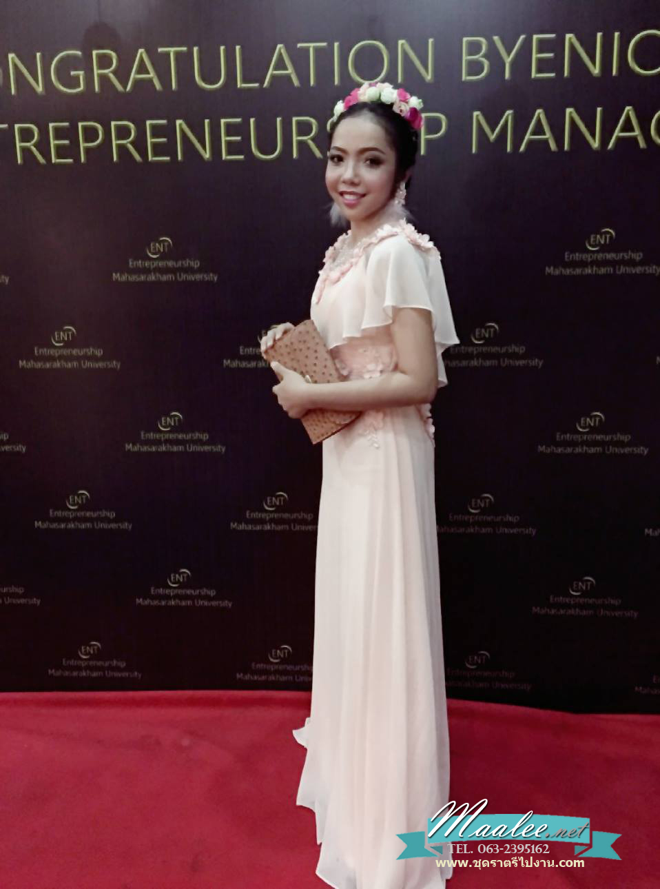 พร้อมเช่า ชุดราตรียาว แบบปิดไหล่ ผ้าชีฟอง แต่งดอกและลูกปัดสวย สีชมพู