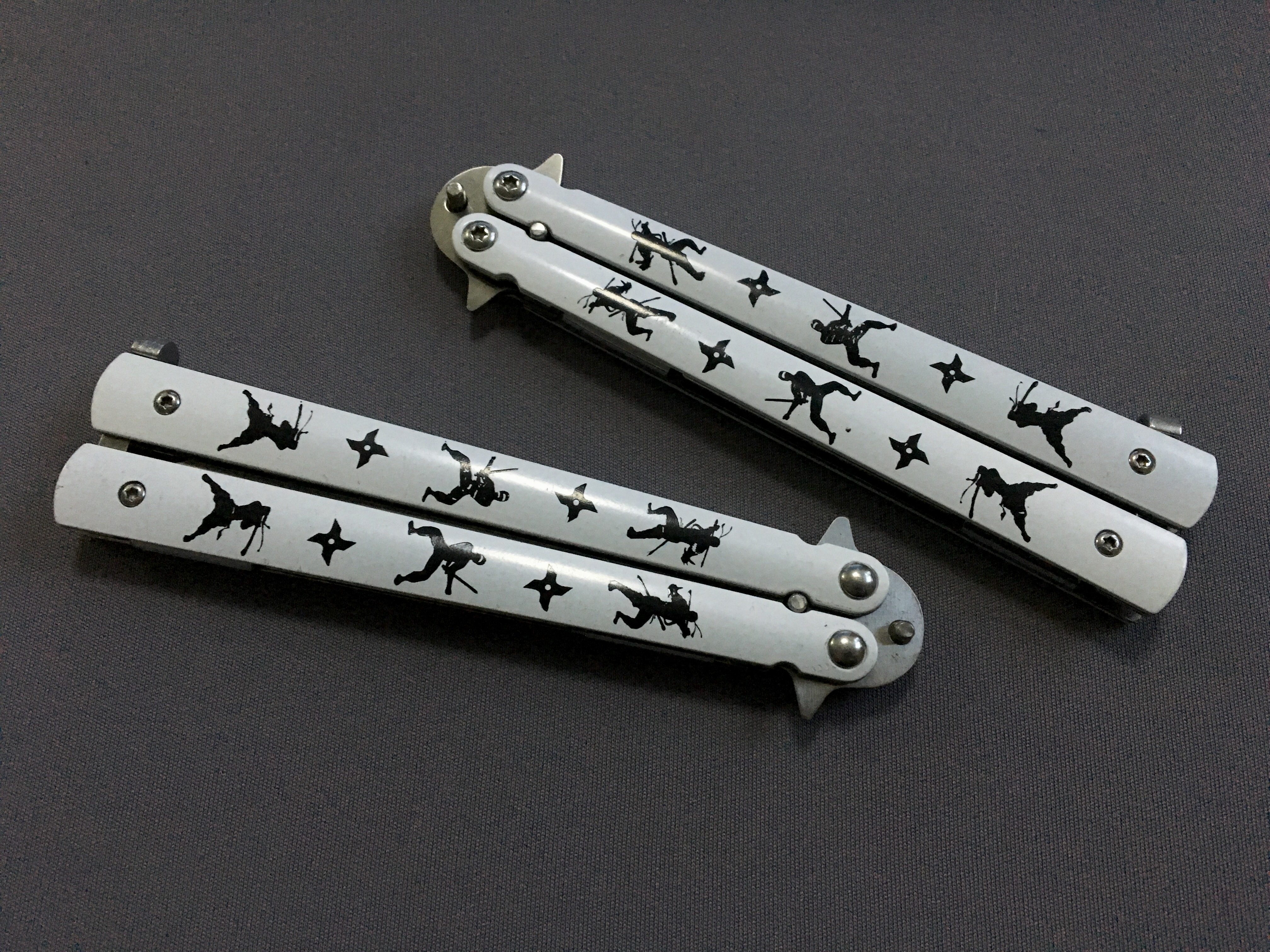 มีดบาลีซอง Balisong มีดควง มีดปีกผีเสื้อ ลายนินจา สีขาว ใบเงิน มีคม ขนาด 8.5 นิ้ว BLA037