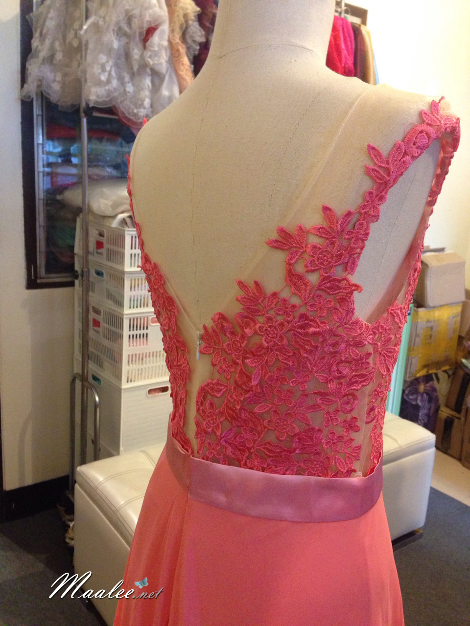 พร้อมเช่า ชุดราตรียาว แขนกุด เนื้อลูกไม้ ซีทรู แนวเซ็กซี่ กระโปรงชีฟอง สีโอโรส