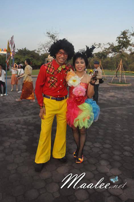 พร้อมเช่า ชุดแฟนซีสั้น ชุดราตรี ไหล่เฉียง สีรุ้ง กระโปรงระบายฟูสวย ฟรุ้งฟริ้ง