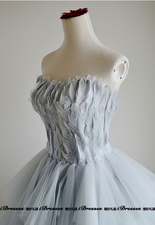 พร้อมเช่า ชุดแฟนซี ชุดราตรีสั้น สีเทา เกาะอก ขนนก กระโปรงระบายเป็นชั้น ๆ เชือกผูกหลัง