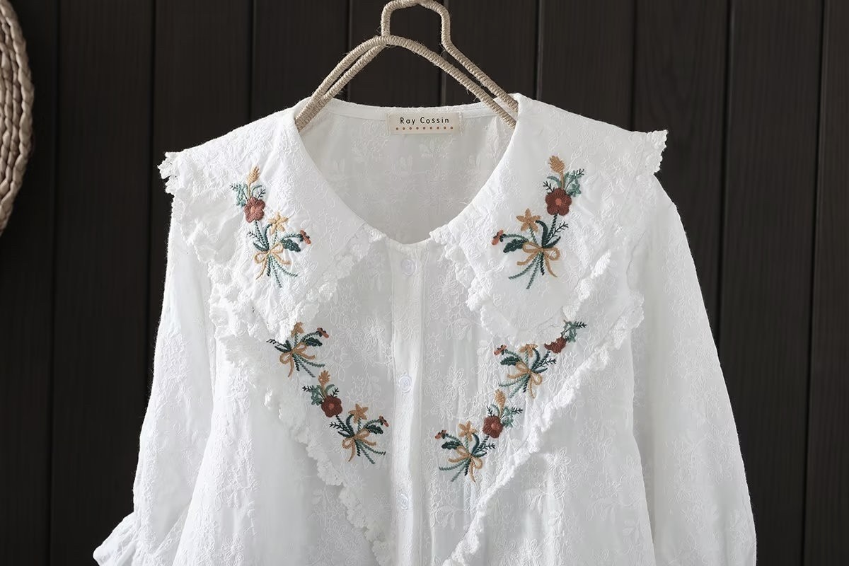 เสื้อคอบัวผ้าลูกไม้ลายปัก
