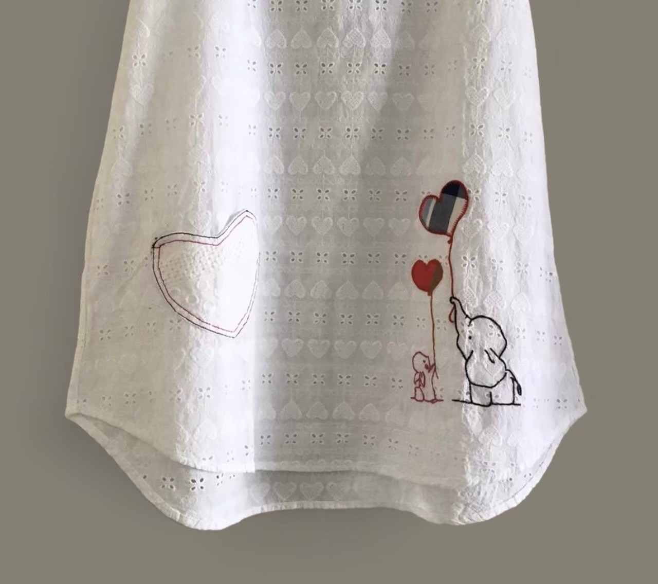เสื้อผ้าลูกไม้ลายปักแต่งกระเป๋า