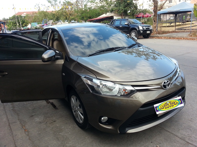 พรมไวนิลปูพื้นรถยนต์ Toyota Vios 2015 สีครีมขอบแดง