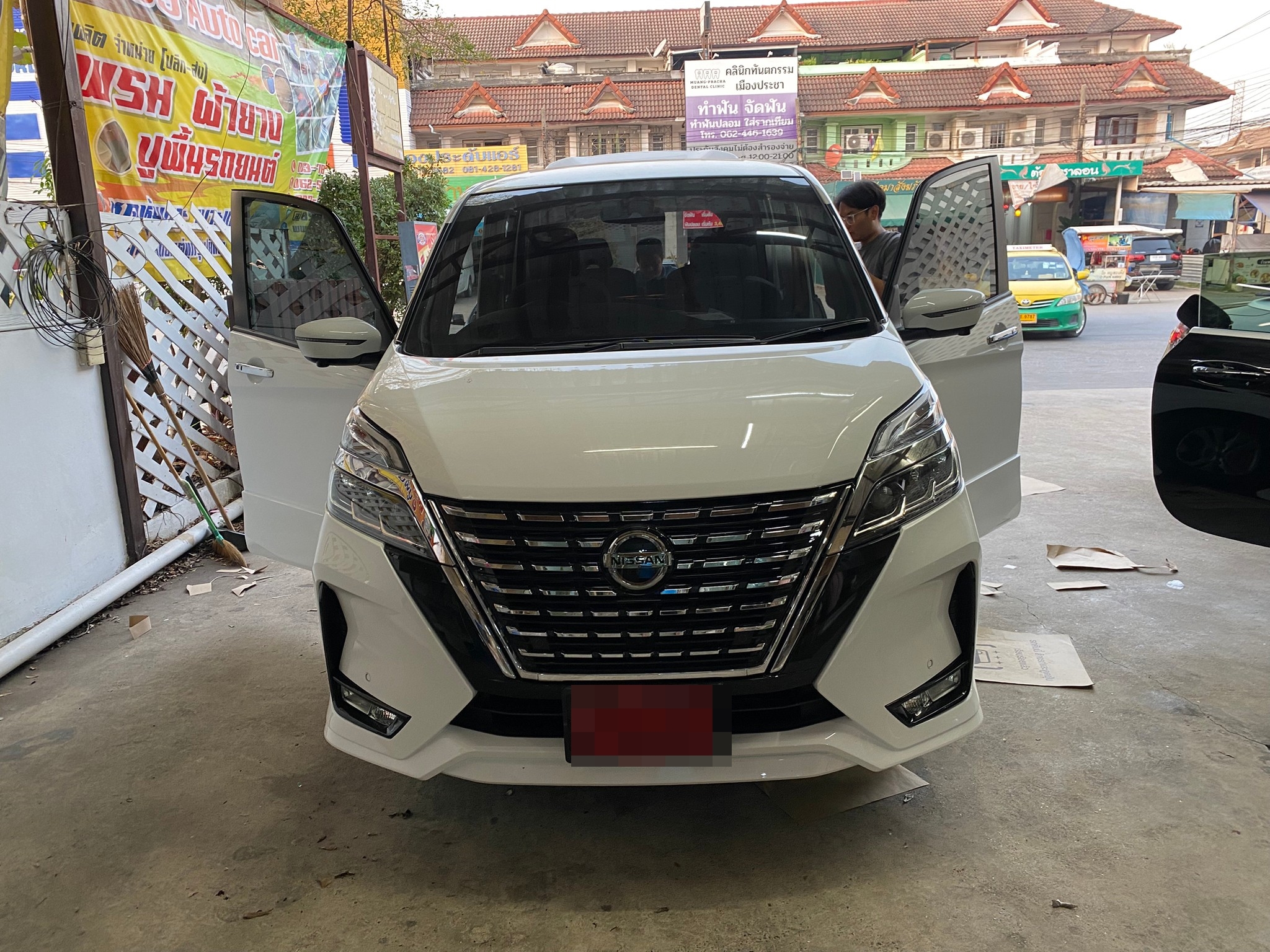 พรมปูพื้นรถยนต์ Nissan SERENA S-Hybrid Highway Star (C27) ปี 2024-2025 ปูพรมVVIP สีดำด้ายแดง เต็มคัน