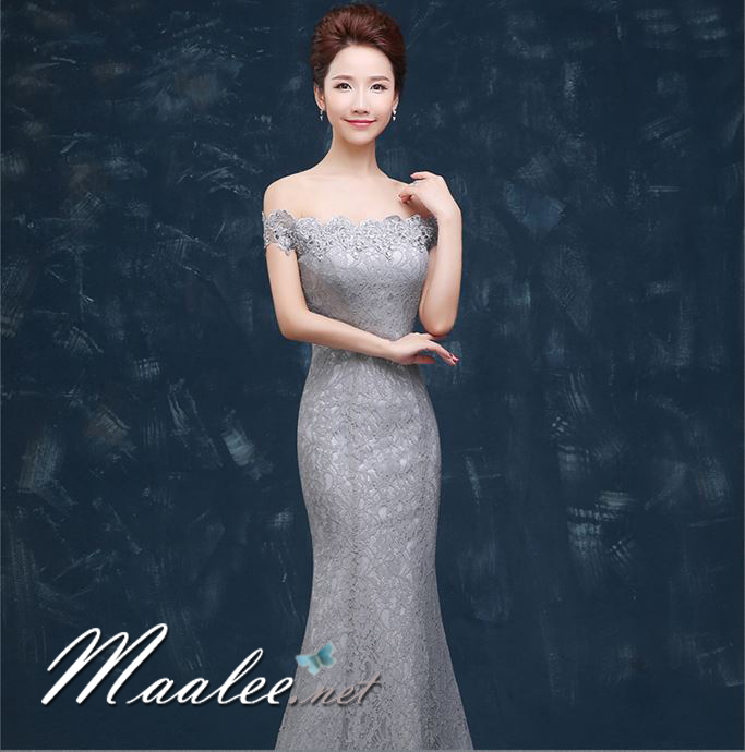 พร้อมเช่า ชุดราตรียาว แบบปาดไหล่ เข้ารูป ทรงหางปลา สีเทา ผ้าลูกไม้ แต่งเลื่อมสุดหรู (เชือกผูกหลัง)