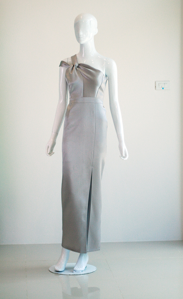 พร้อมเช่า ชุดเดรส ไหล่เดียว ผ้าดัชเชส แพทเทินเก๋ กระโปรงผ่าหน้า สีเทา