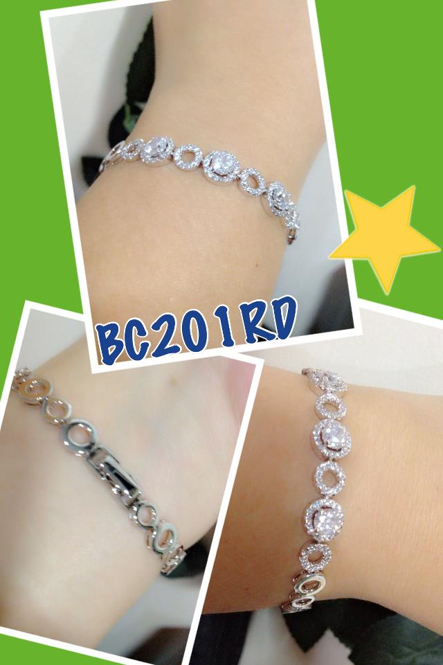 BC201RD+++สร้อยข้อมือเพชรล้อม+++แบบหรูหรา อลังการ งานสวยมากๆๆ แบบสวยลงตัว ดูไฮโซสุดๆ แต่ไม่เวอร์นะคะ ใส่ออกงานได้สบายๆไม่อายใคร งานเหมือนจริงมาก