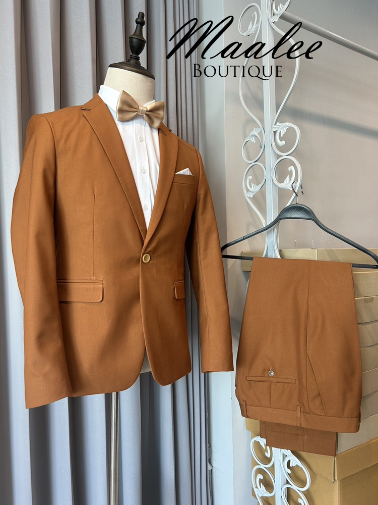 พร้อมเช่า ชุดสูทชาย สีน้ำตาล คาราเมล รุ่นคลาสสิค (ไม่มีเสื้อกั๊ก)