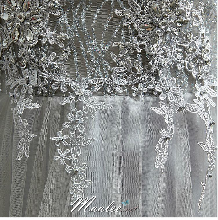 พร้อมเช่า ชุดราตรียาว แบบแขนกุด ช่วงอกปักลูกไม้แต่งลูกปัดหรู ตัวกระโปรงยาวผ้าตาข่าย สวยพริ้ว สีเทา