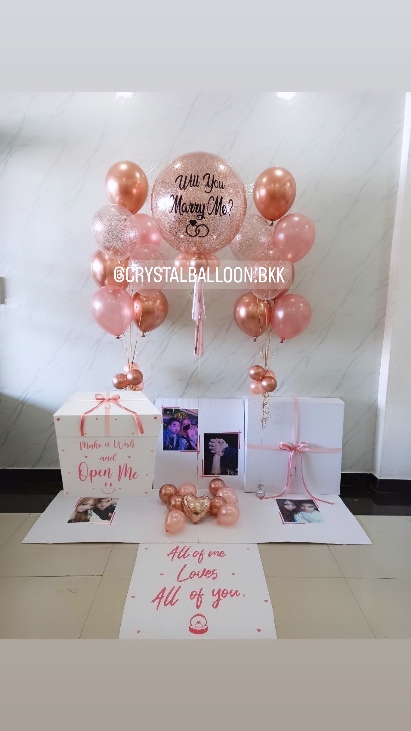 Surprised Box Will You Marry Me? กล่องเซอร์ไพรส์ขอแต่งงาน Bubble ขนาด 24" กลิตเตอร์สีโรสโกลด์ พร้อม ช่อลูกโป่ง 7 ลูก 2 ช่อ สามารถใส่รูปได้ 4 ใบ พร้อมตกแต่ง สามารถเปลี่ยนสีลูกโป่ง/เปลี่ยนข้อความ/เปลี่ยนฟอยล์ตกแต่งได้