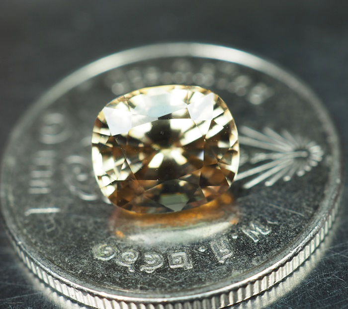 เพทายกัมพูชา 2.85 กะรัตสีน้ำตาลอ่อนปนเหลือง