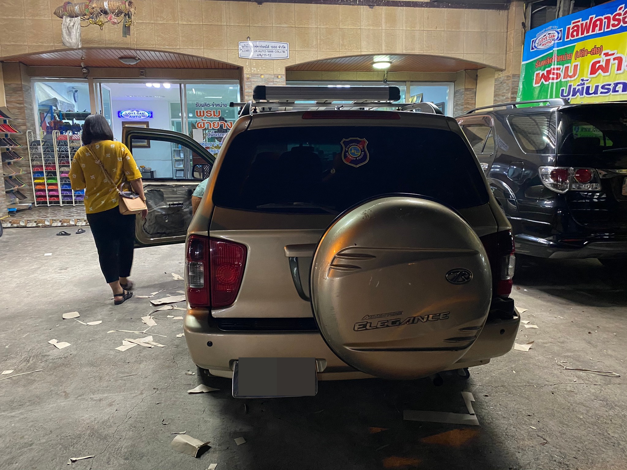 พรมปูพื้นรถยนต์ isuzu grand adventure ปูพรม7D สีน้ำตาลเข้ม เสริมด้วยพรมไวนิลดักฝุ่น สีครีม