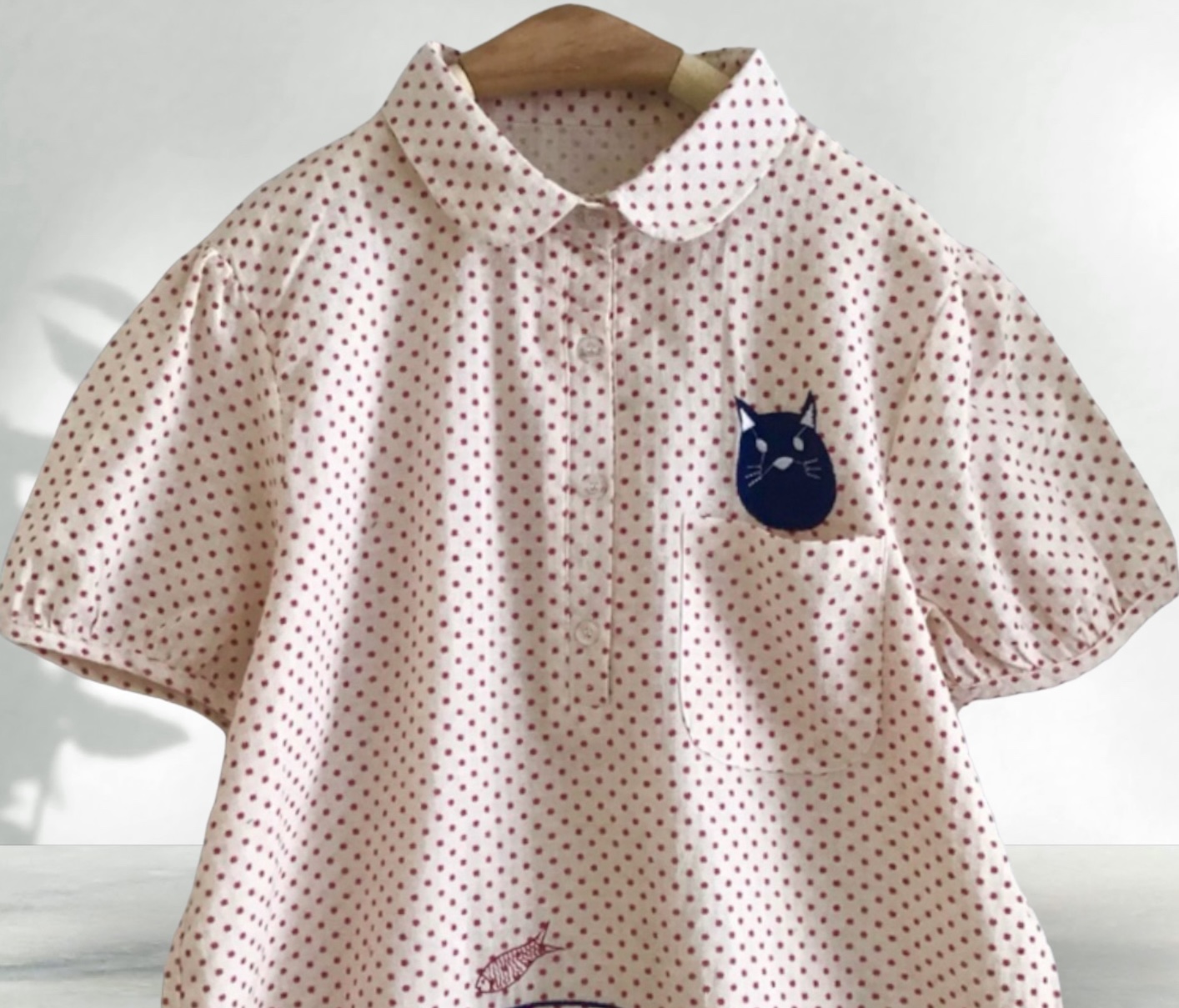เสื้อผ้าฝ้ายคอบัวลายจุดปักลายแมว~ปลา