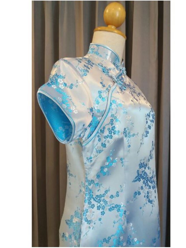 พร้อมส่ง กี่เพ้า สีฟ้า ลายดอกบ๊วย Cherry Blossom ผ้าไหมจีน กุ๊นขอบ ตัดเย็บอย่างดี (S,L,4XL,6XL)