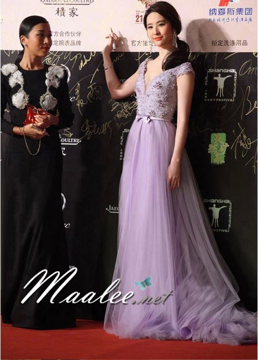 พร้อมส่ง ชุดราตรียาว แบบไหล่ปาด ช่วงอกแต่งเลื่อมปักมุกสวยหรู + โบว์ช่วงเอว กระโปรงตาข่ายนิ่ม สีม่วง (เชือกผูกหลัง)