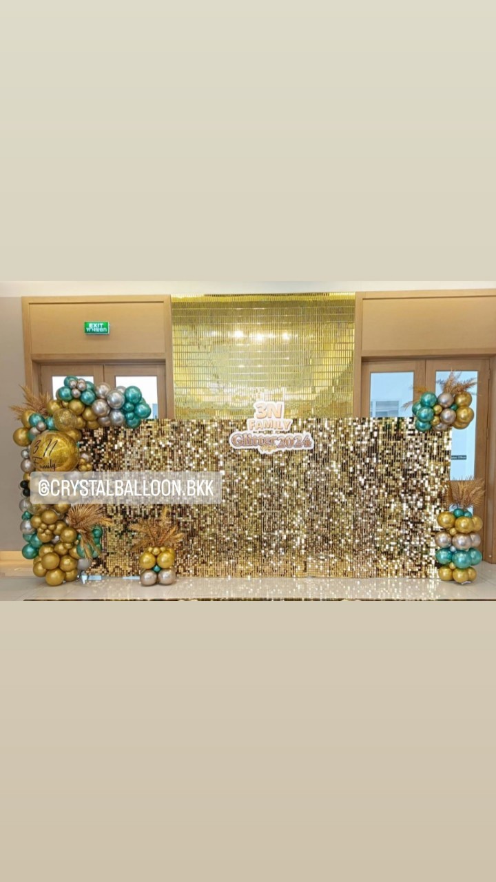 Organic Backdrop New Year ฉากวิบวับ สีทอง 5 เมตร Theme สีทองโครเมี่ยม-เขียว พร้อม ป้ายอิงค์เจ็ท 200 ซม. 1 ชิ้น พร้อมตกแต่ง สามารถเปลี่ยนสีลูกโป่ง/เปลี่ยนข้อความได้