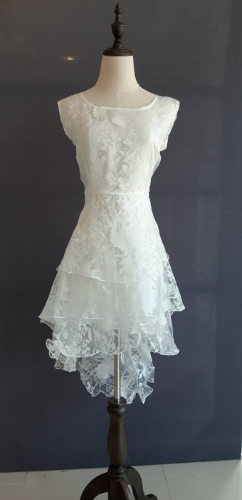 Pre-order เดรสขาว พรีเวดดิ้ง หน้าสั้นหลังยาว แขนกุด ลายดอกไม้ เรียบหรู