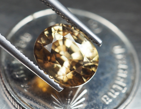 เพทายกัมพูชา 3.31 กะรัตสีน้ำตาลอ่อนปนเหลือง (0947)