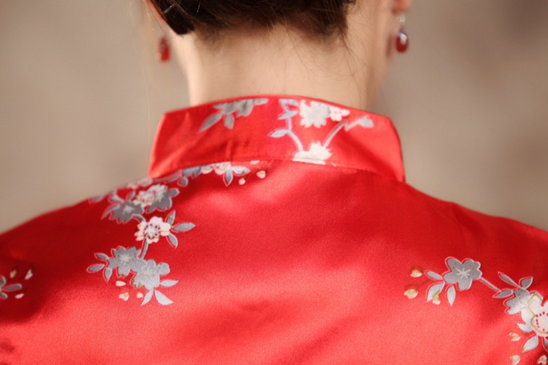 Pre-order กี่เพ้าสั้น แขนล้ำ สีแดง ลายดอกไม้นกยูง ผ้าซาติน