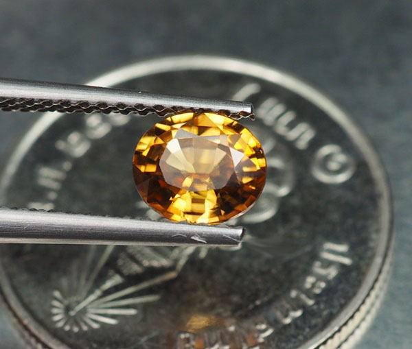 เพทาย 0.93 กะรัตสีเหลืองบุษราคัม