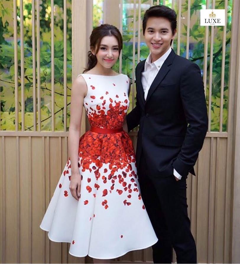 พร้อมเช่า Set ชุดออกงาน ทรงวินเทจ พิมพ์ลายกลีบกุหลาบ เข้ากันทั้งเสื้อและกระโปรง -