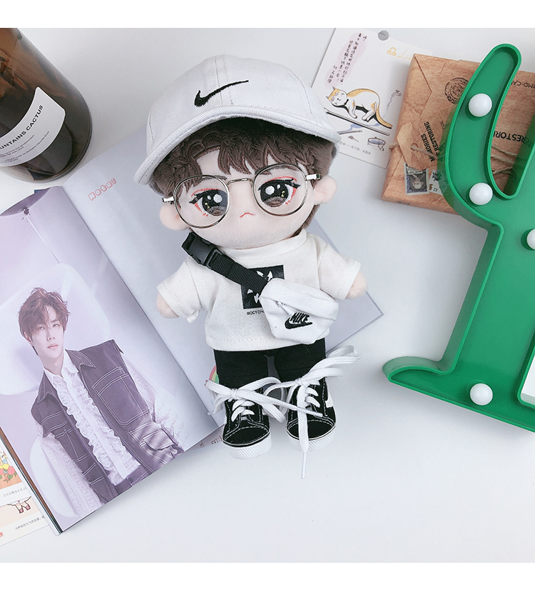 ตุ๊กตาหวังอี้ป๋อ (20 cm.) ชุดเสื้อยืดแฟชั่นสนามบิน